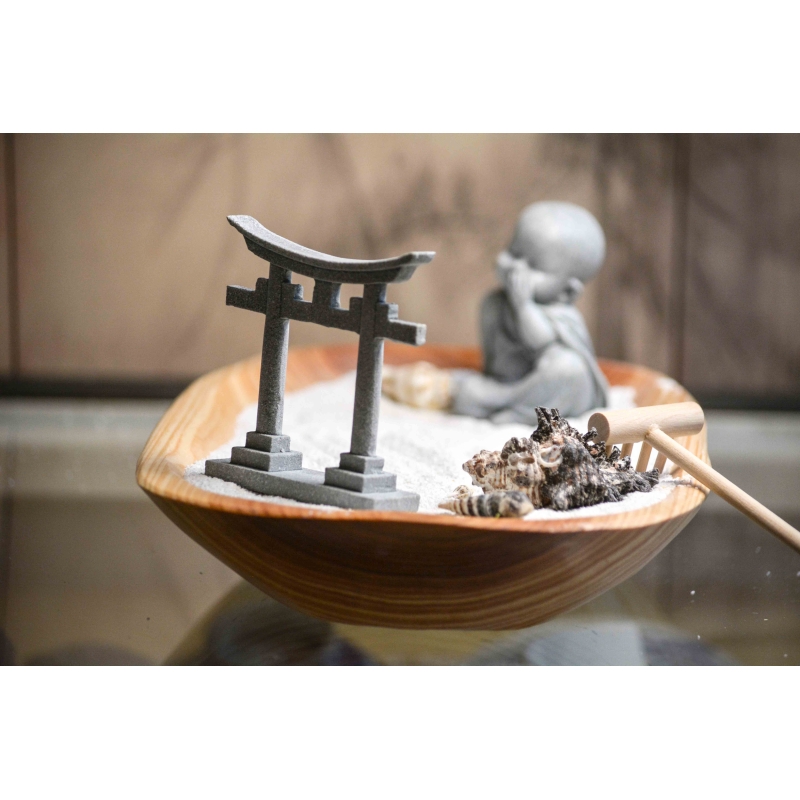 Mini zen sodelis su statulėle, Tori vartais ir dovanų dėžute